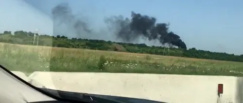 Camionetă, în flăcări într-o comună din Prahova. Focul s-a extins și la un stâlp de susținere a electricității