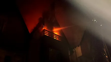 Un hotel de cinci stele a luat foc în Sinaia. Cincizeci de turiști, evacuați de pompieri