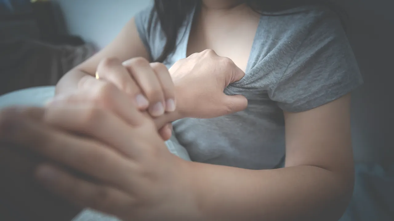 O femeie a stat doi ani cu un obiect pe care soțul ei i l-a introdus în corp după o ceartă