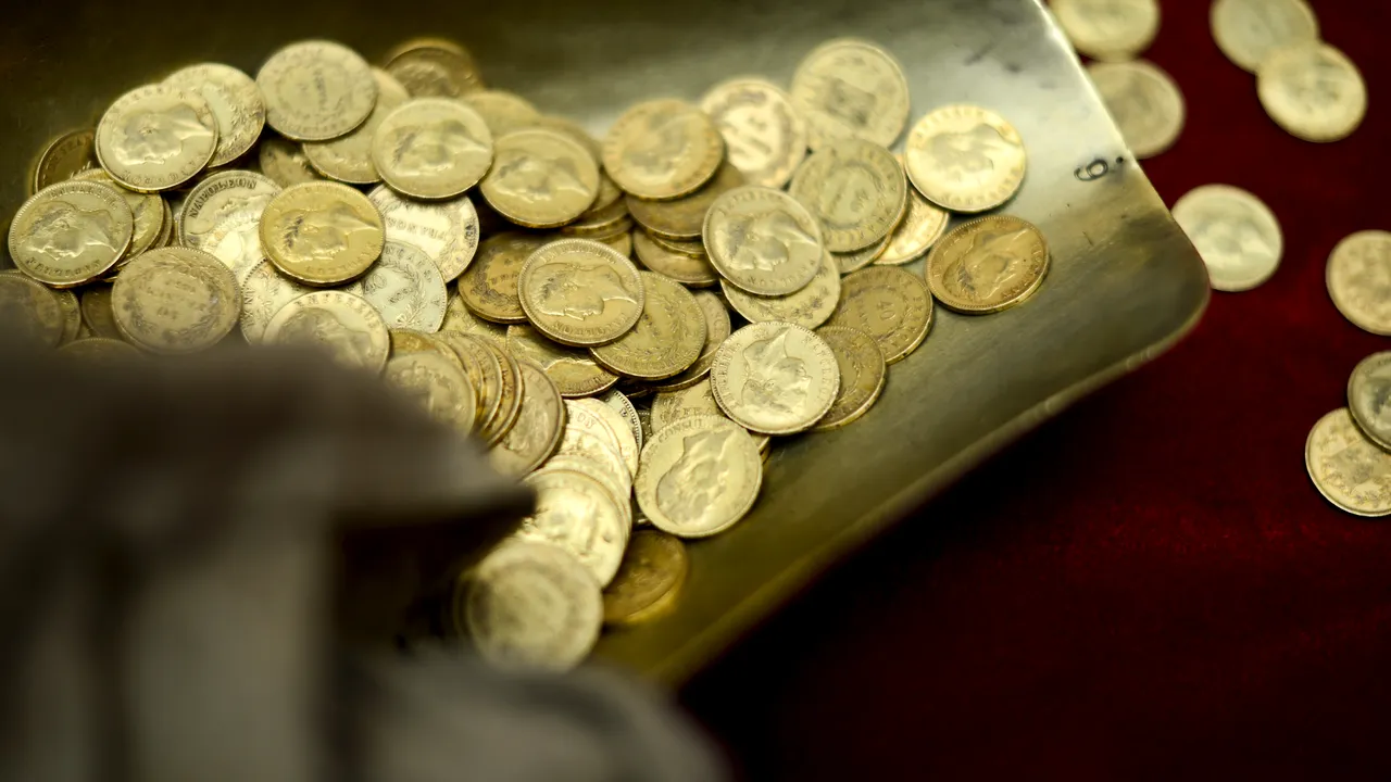 Comoară găsită din noroc chior: Un cuplu a descoperit mii de monede vechi de peste 1.000 de ani. Cât valorează