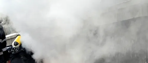 Doi adulți și un copil, intoxicați cu fum în urma unui incendiu într-un bloc din Capitală 