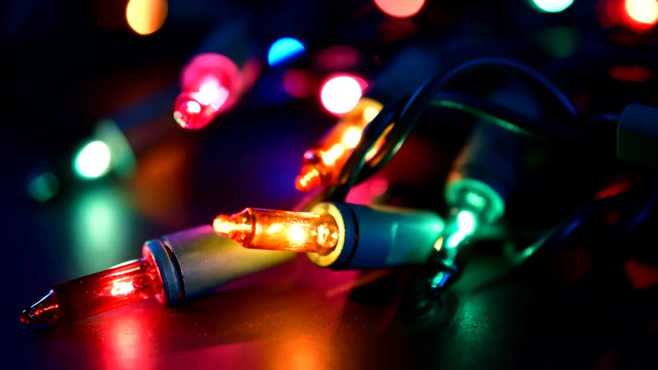 Ce a pățit un șofer din Vâlcea după ce și-a acoperit mașina cu luminițe de Crăciun și a circulat pe șosea. Ce arată Codul Rutier