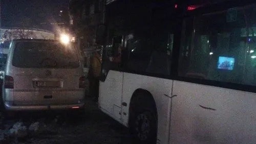 Un șofer și-a parcat mașina în mijlocul străzii și a blocat circulația autobuzelor în Piața Romană