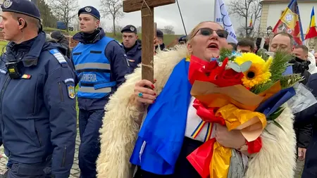 Diana Șoșoacă a venit la Alba Iulia într-o șubă ciobănească. Fanii i-au strigat numele și au fluturat drapele cu chipul ei și al lui Călin Georgescu