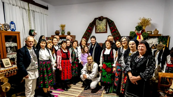 Nicușor Dan și-a petrecut seara de Crăciun în satul bunicilor săi. Cum a fost întâmpinat președintele