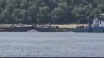 Polițiștii patrulează în zona barjelor scufundate după ce au fost sesizați că se fură componente de pe acestea