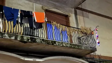 Italienii, îngroziți de cârnații întinși la uscat de către românii plecați în Sicilia: „Suntem pe timpuri străvechi?”