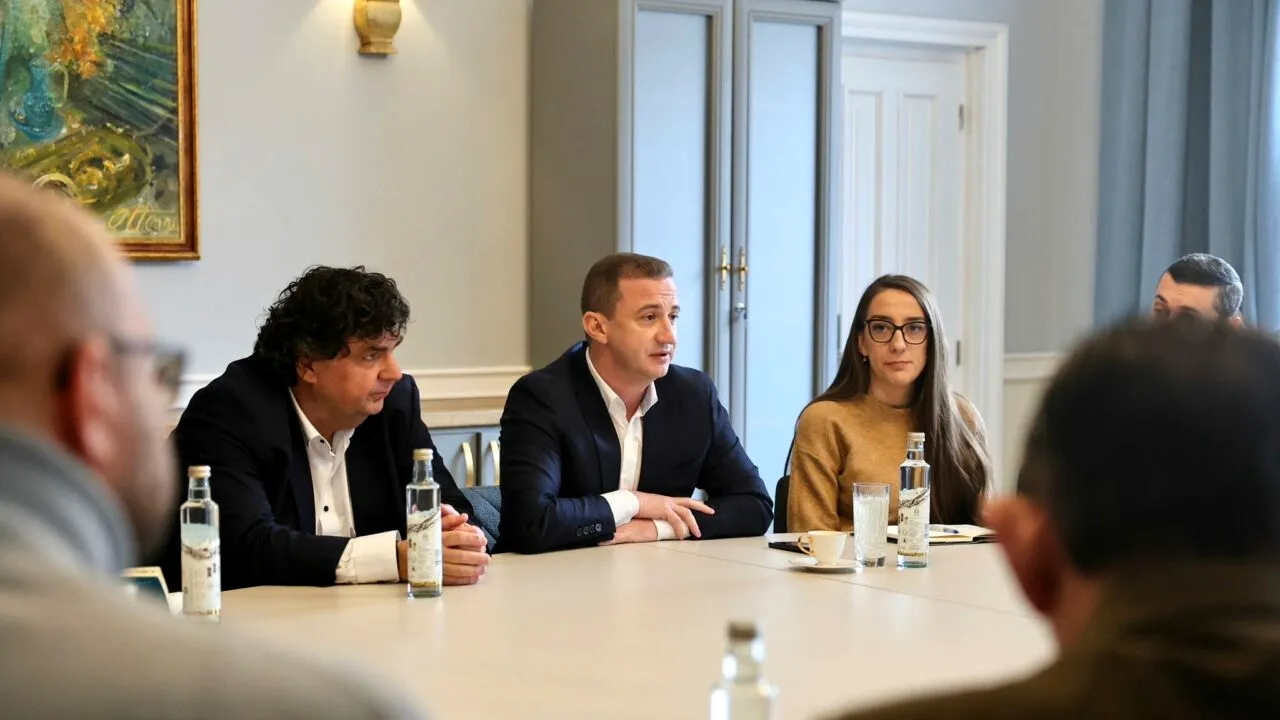 Alfred SIMONIS caută soluții pentru salvarea echipei Politehnica Timișoara. 