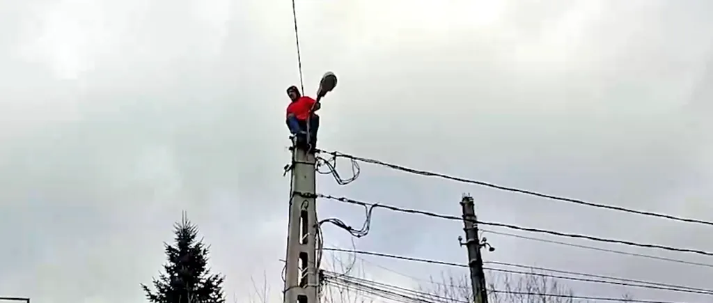 VIDEO | Un bărbat s-a urcat pe un stâlp în fața casei lui Gigi Becali din Pipera. A refuzat să coboare până nu a primit bani de la afacerist