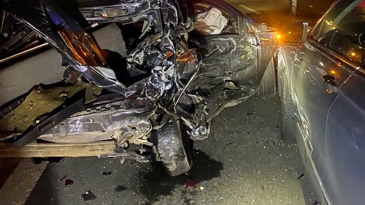 Carambol în miez de noapte pe A1. Patru autoturisme și două autoutilitare au fost implicate. Un șofer a rămas încarcerat