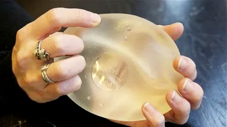 O formă neobișnuită de cancer care apare după operația de implant mamar. Tot mai multe cazuri înregistrate de la an la an