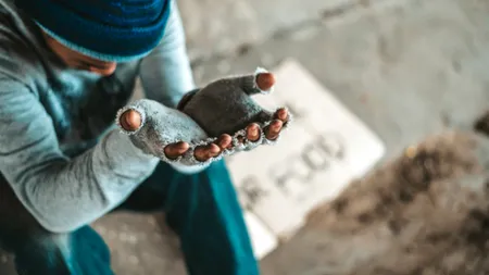 Români plecați în străinătate, EXPLOATAȚI de compatrioții lor, în Spania! Erau obligați să cerșească și să se prostitueze de o bandă românească din Sevilia