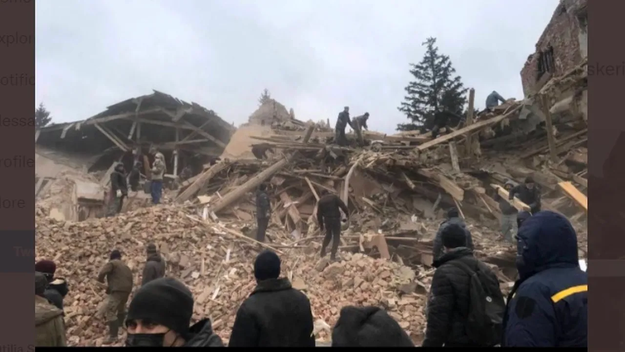 FOTO | Peste 70 de militari ucraineni au murit după ce trupele ruse au bombardat o baza militară, în orașul Ohtîrca