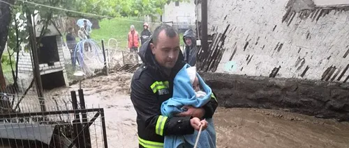 LĂUDABIL. Povestea lui Ciprian, pompierul fotografiat cu un bebeluș în brațe, în mijlocul viiturilor: Ieșise din tura extenuantă de 24 de ore