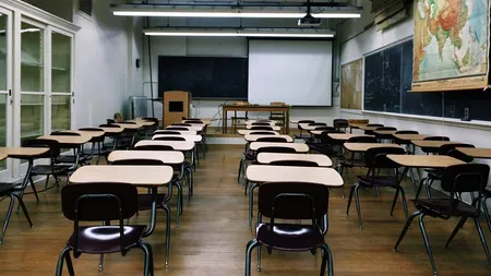 „Avea urechile roșii și umflate”. Copil de 8 ANI, cu deficit de atenție, a fost legat de scaun cu bandă scotch de învățătoarea sa