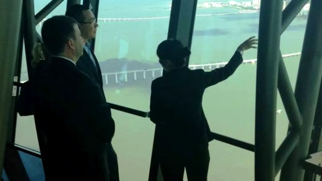 Albumul foto cu care Victor Ponta se întoarce din turneul asiatic. Din fostul imperiu al lui Timur Lenk în Turnul Macao