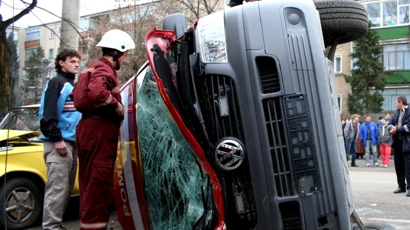 O ambulanță a ajuns într-o groapă în zona Pasajului Mihai Bravu,după ce s-a ciocnit cu un autoturism