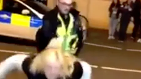 O femeie aflată sub influența alcoolului a reacționat INDECENT în timp ce era arestată VIDEO