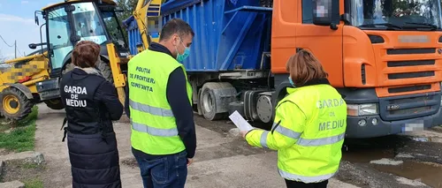 Zeci de mii de kilograme de deșeuri de sticlă spartă, descoperite la Vama Negru Vodă într-un camion care venea din Bulgaria (VIDEO)
