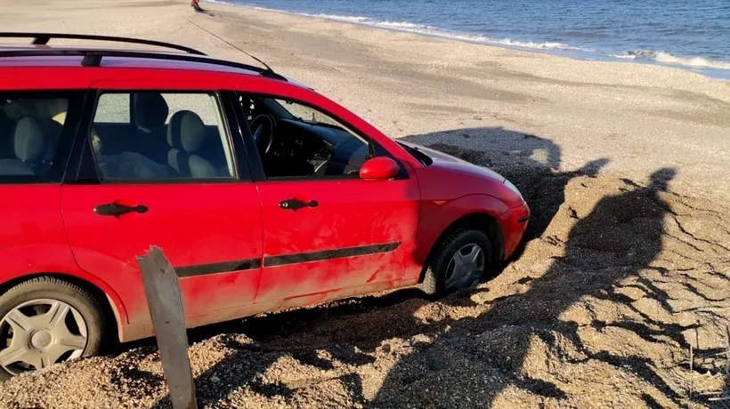 Amendă usturătoare pentru un șofer constănțean care s-a împotmolit pe plajă: A vrut să simtă nisipul sub roțile mașinii