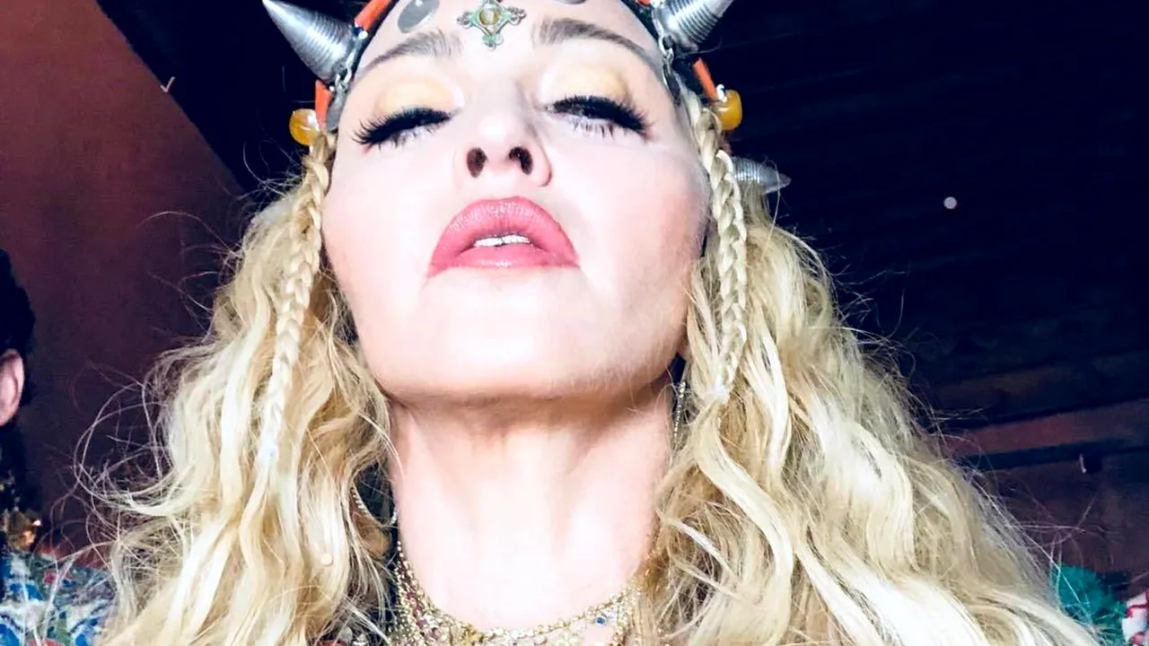 SURPRIZĂ într-un bar din New York de Anul Nou! Recital live MADONNA: Sunt mândră să fiu în locul în care a debutat mișcarea PRIDE