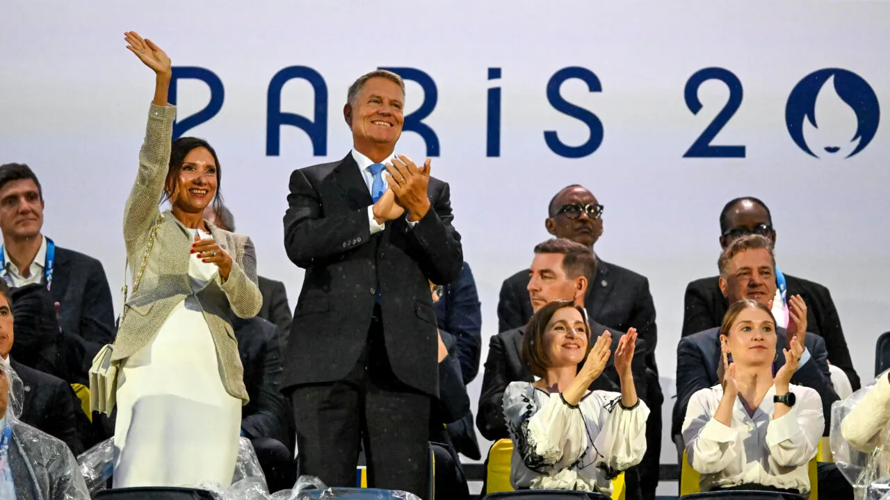 Klaus Iohannis și Maia Sandu au urmărit împreună ceremonia de la Paris. Cu ce era ÎMBRĂCATĂ președintele Republicii Moldova