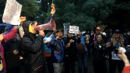 Protest în București. În jur de 100 de persoane au cerut, în ploaie, demisia Gabrielei Firea, a lui Dragnea și Tăriceanu