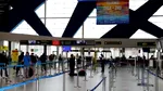 Trafic în condiții de ninsoare abundentă pe aeroporturile din București. Zborurile pot întârzia
