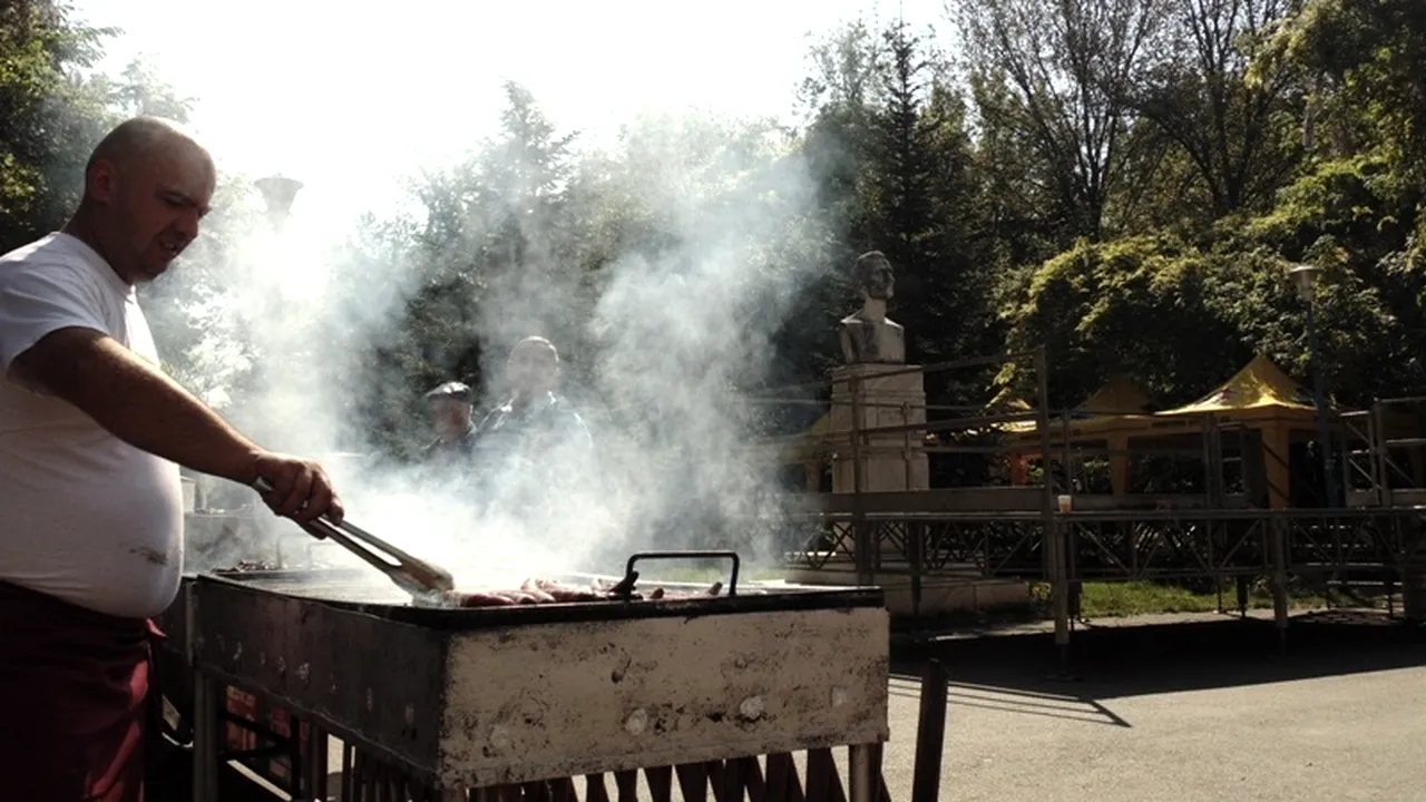 Tinerii pesediști chemați să-l aclame pe candidatul Ponta. Grătarele au învăluit în fum statuia lui Mihai Eminescu. Liderul PSD: 