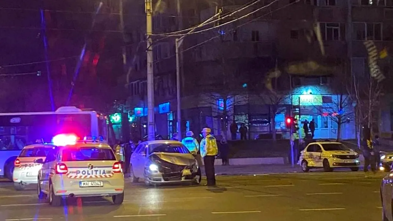 Iar a fost accident cu mașina de poliție în București! A venit ambulanța la fața locului! FOTO
