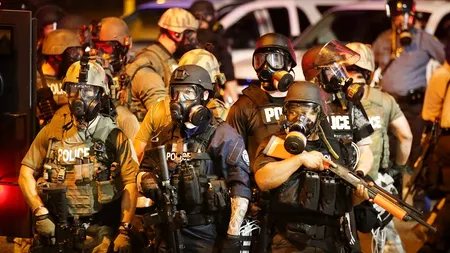 Haos în orașul american Ferguson, după decizia instanței în cazul polițistului alb care a ucis un tânăr de culoare neînarmat