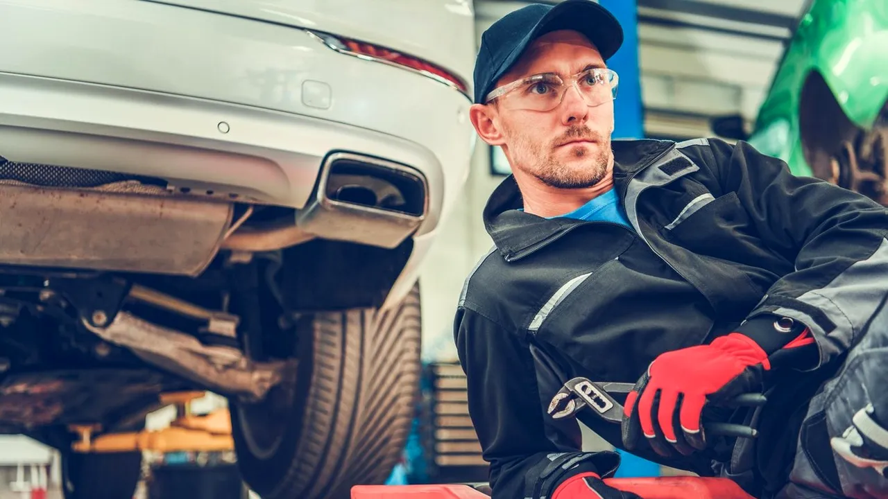 Tendință îngrijorătoare în rândul șoferilor români. Renunțând la această PIESĂ din mașină îți poți pierde imediat certificatului de înmatriculare