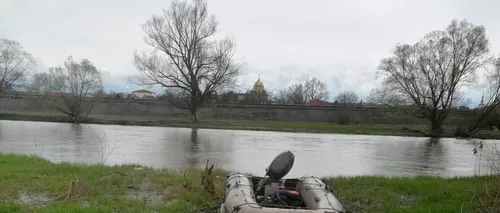 Zece persoane, între care un copil de 5 ani, în pericol după ce barca în care se aflau s-a dezumflat pe un lac de acumulare (VIDEO)