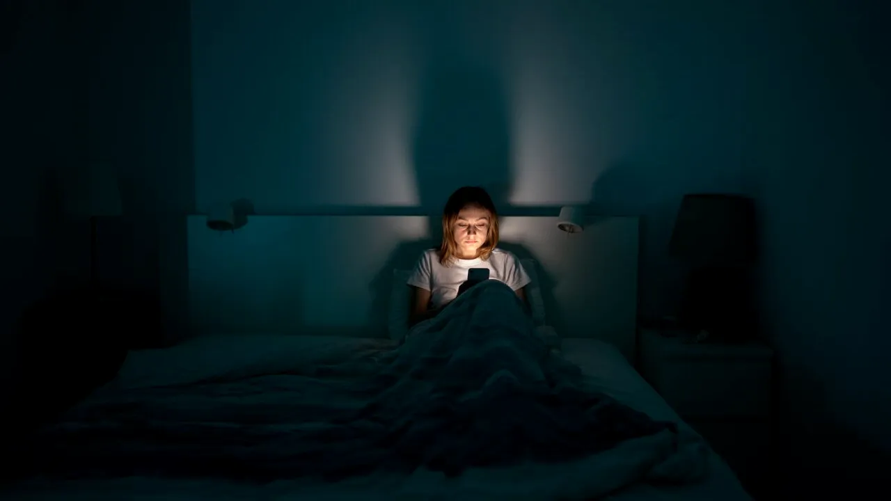 Un studiu arată că somnul influențează mai mult notele adolescenților decât timpul petrecut în fața ecranelor