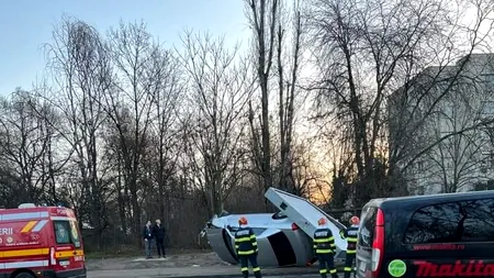 FOTO | Dezastru provocat de un șofer care consumase cocaină, pe o stradă din București: A accidentat două adolescente aflate pe marginea străzii, a intrat în două mașini, iar apoi s-a răsturnat