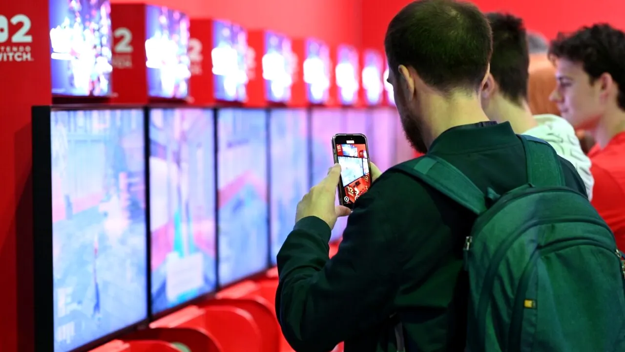 Fraudă cu coduri QR. FBI, avertisment pentru utilizatorii de smartphone-uri, iPhone sau Android: „Escrocherie de tip brushing”