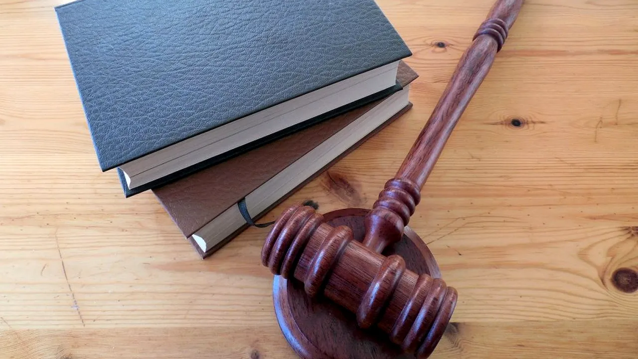 Femeie din Brăila, acuzată că își bate iubitul și părinții acestuia. Bărbatul a cerut ordin de restricție