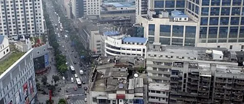 FOTO: Case construite pe acoperișul unui centru comercial din China