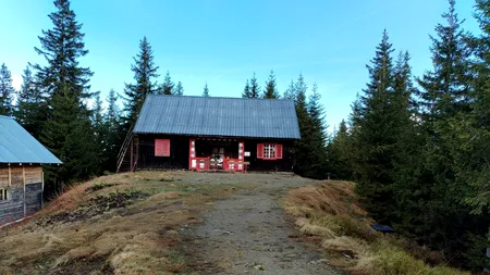 Unde se află prima CABANĂ montană din România, o „bijuterie” a munților Carpați ridicată acum 143 de ani. Turiștii sunt fascinați