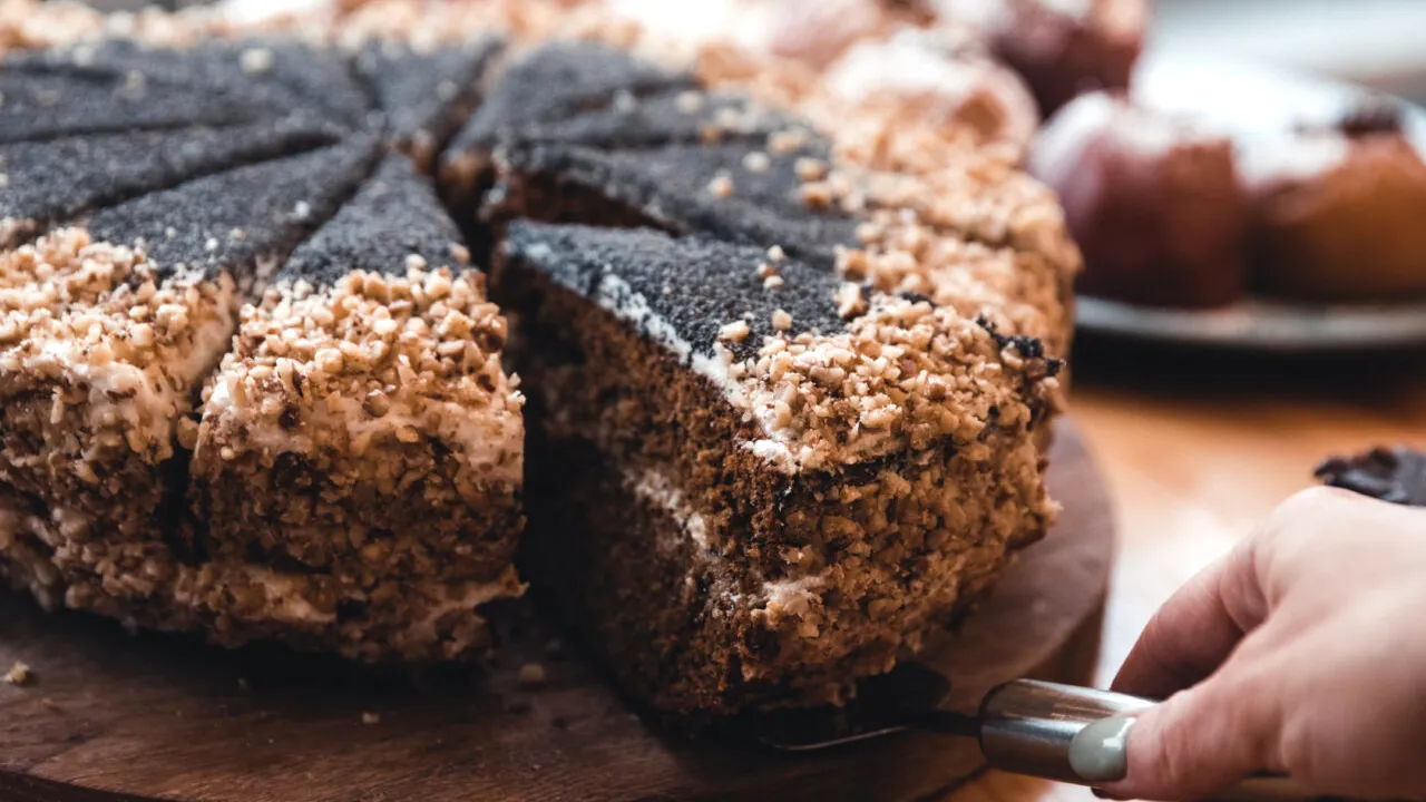 Prăjitură tăvălită cu nucă măcinată și nucă de cocos. Îți amintește de aroma copilăriei și se prepară ușor