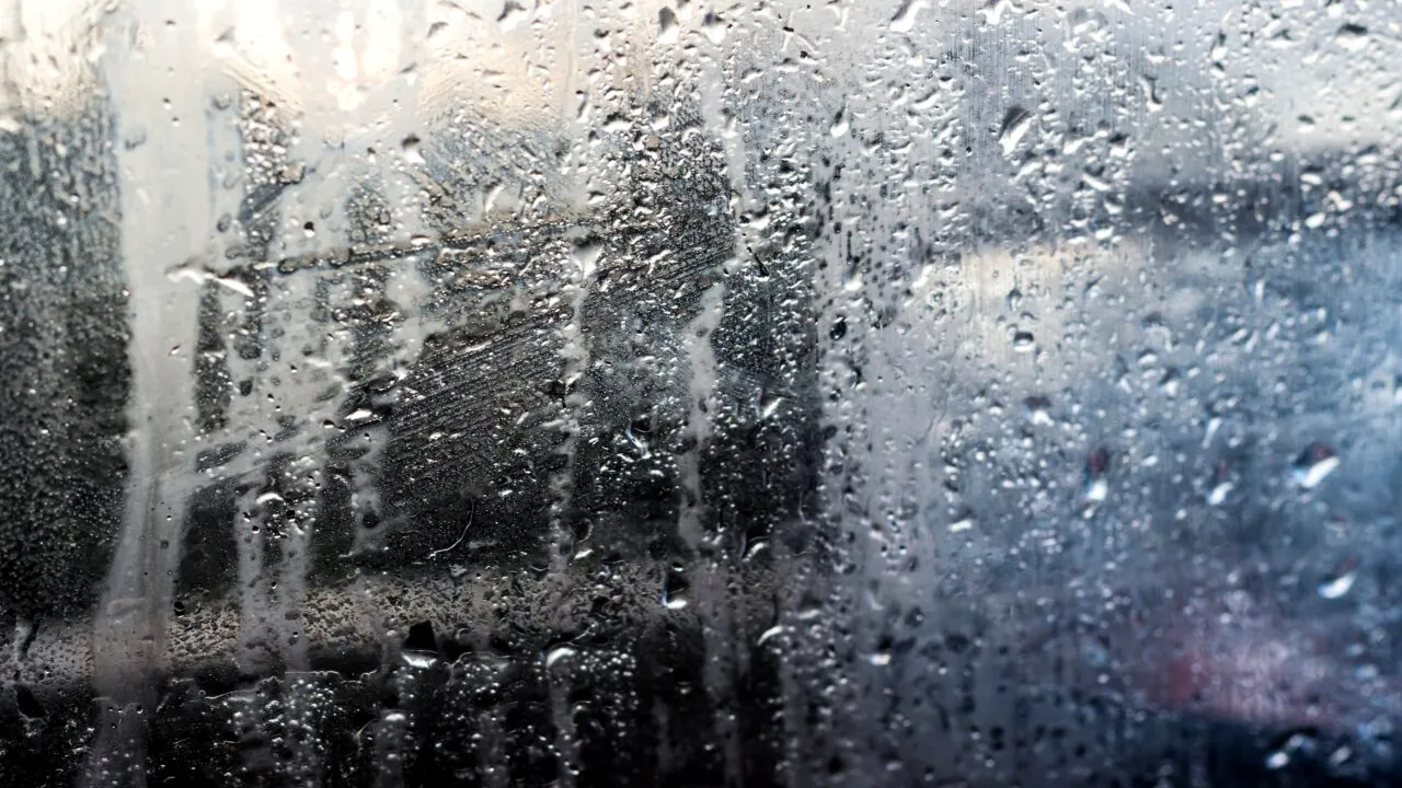 Cum menții geamurile uscate pe timpul iernii. Trucurile care te ajută să elimini condensul în câteva minute