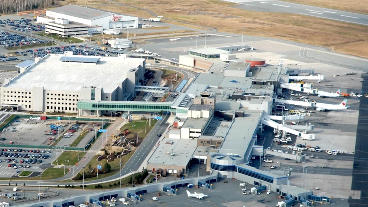 A intrat pe pistă pentru a opri un avion care se pregătea să decoleze. Pe cine căuta în avion o femeie din Canada