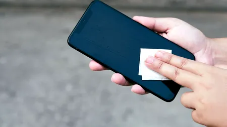 TELEFONUL mobil, mai murdar decât vasul de toaletă. Cum îl putem dezinfecta în mod corect