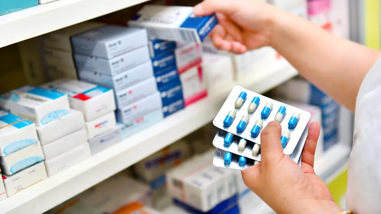 Alianța Pacienților Cronici: „Românii sunt nevoiți să-și aducă medicamentele cu sacoșa din alte țări cu costuri mai mari”. Ce produse lipsesc din farmacii