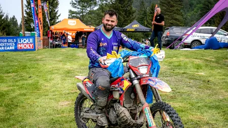Cine este Pavel Olaru, MOTOCICLISTUL care s-a antrenat cu rigipsul și acum este instalator! A fost prezent la Mondialele de Hard Enduro
