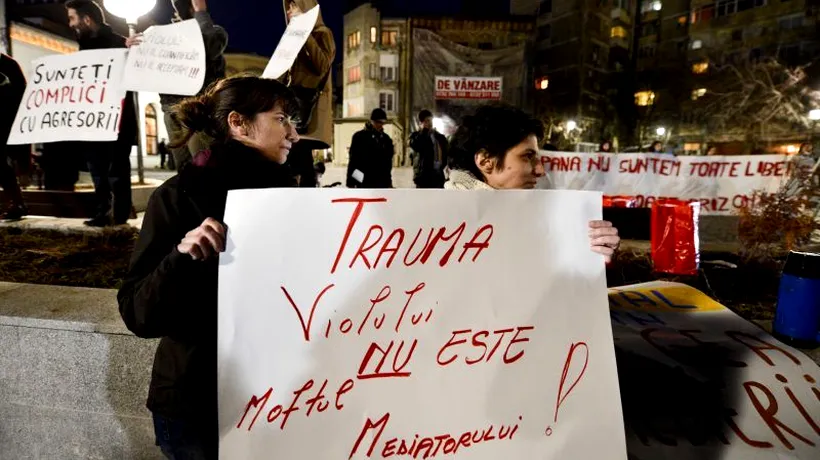 Zeci de persoane au protestat în Capitală cerând eliminarea violului din Legea medierii