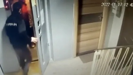 Femeia tâlhărită într-o scară de bloc din București: „Mi-a dat în cap și m-a lovit cu ușa”