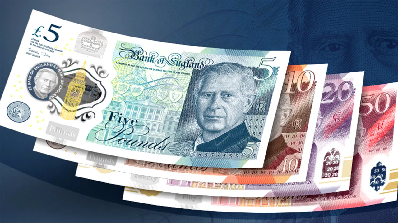 Au apărut noile bancnote, cu chipul Regelui Charles al Marii Britanii. Detaliul comic sesizat de englezi