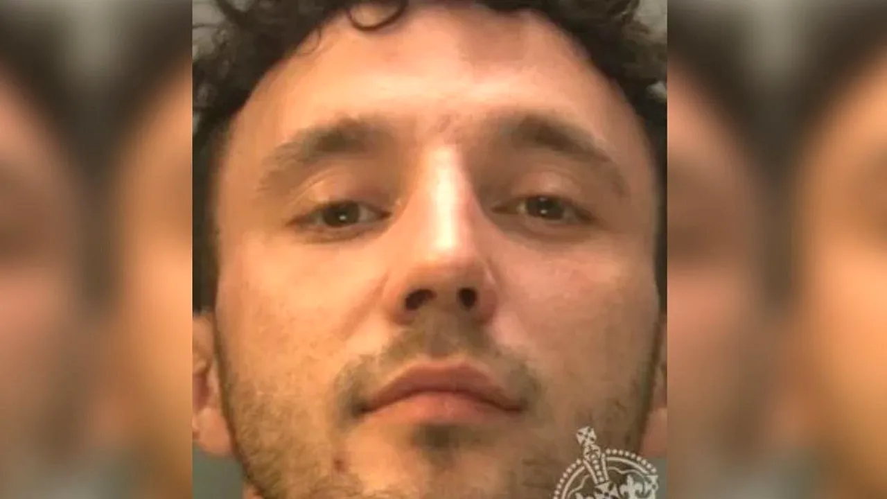 El este tânărul care și-a UCIS mama pentru că nu i-a făcut un sendviș cu șuncă. O bătea de ani de zile, dar ea tot îl iubea