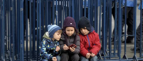Zeci de reclamații anonime privind prezența copiilor la protestele din Piața Victoriei. Protecția Copiilor nu a deschis, însă, nicio anchetă